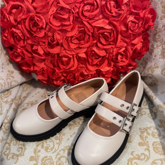 Stylish Cream Buckle Women's Shoes - Picture 4 of 4